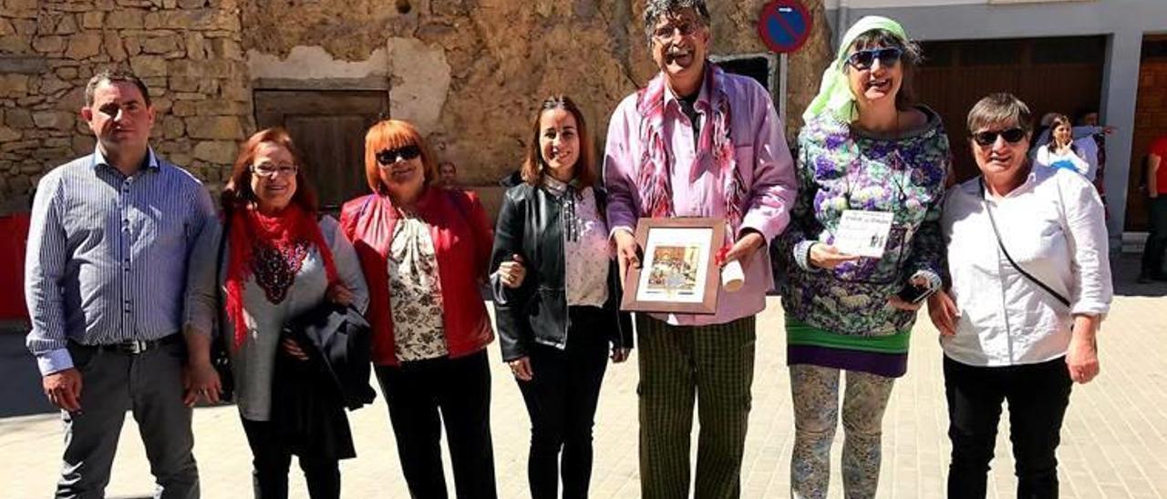 Kike León con parte de la corporación municipal de Vallanca y su hermana en el homenaje