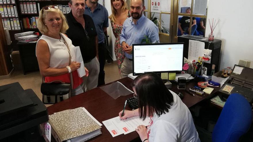 Los miembros del PSOE registran la petición de convocatoria de pleno extraordinario.