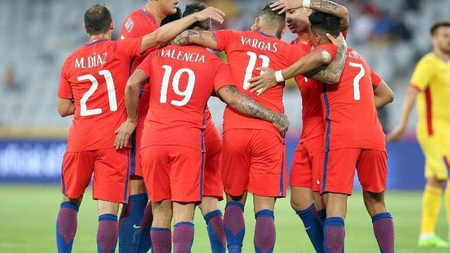 Marcelo Díaz, de espaldas celebra un gol de Chile, ayer. // Mircea Rosca