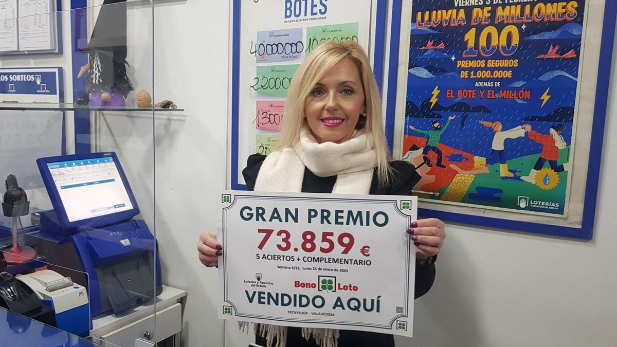 Rocío Rivero, con el cartel del premio, en su local de Villaviciosa.