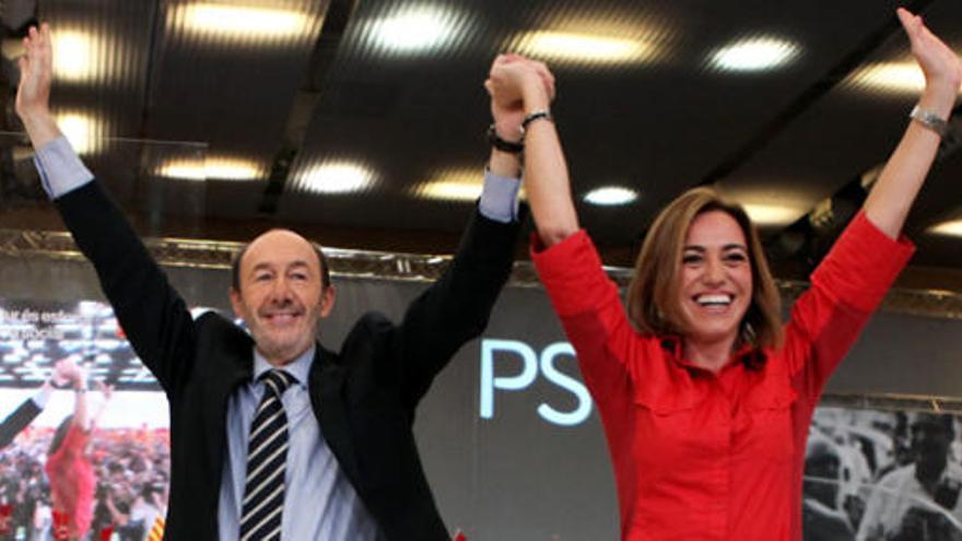 Alfredo Pérez Rubalcaba junto a Carme Chacón en un mitin.