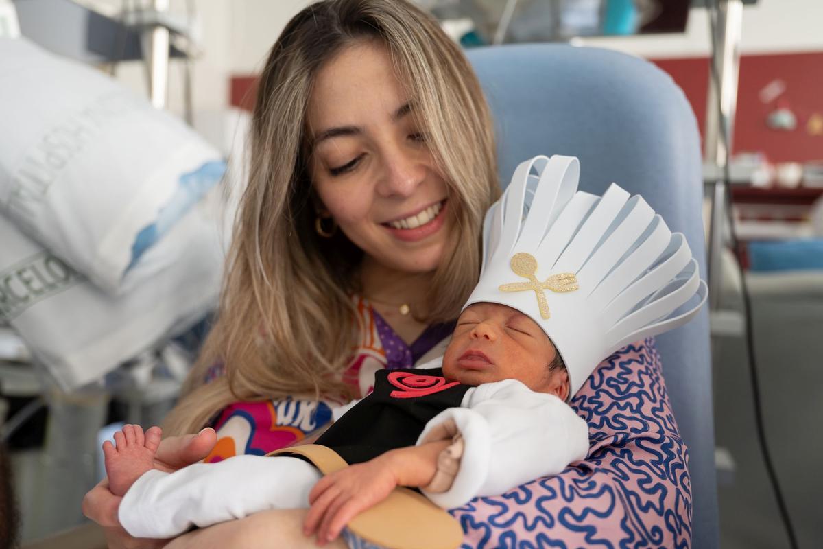 Los bebés ingresados en la UCI neonatal del Clínic se convierten en pequeños cocineros por Carnaval