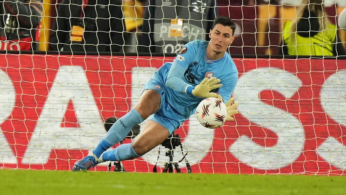 Roma - Lille: Berke Özer detiene tres veces el mismo penalti