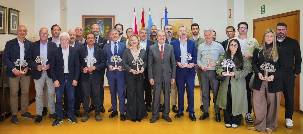 Abel Caballero posa con el resto de autoridades y los representantes de las empresas reconocidas.