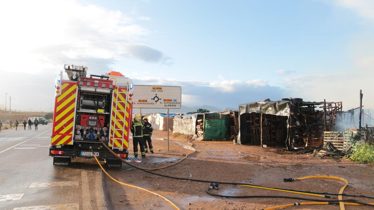 Bomberos del Levante sofocan el incendio de una chabola en El Walili, en Níjar (Almería).