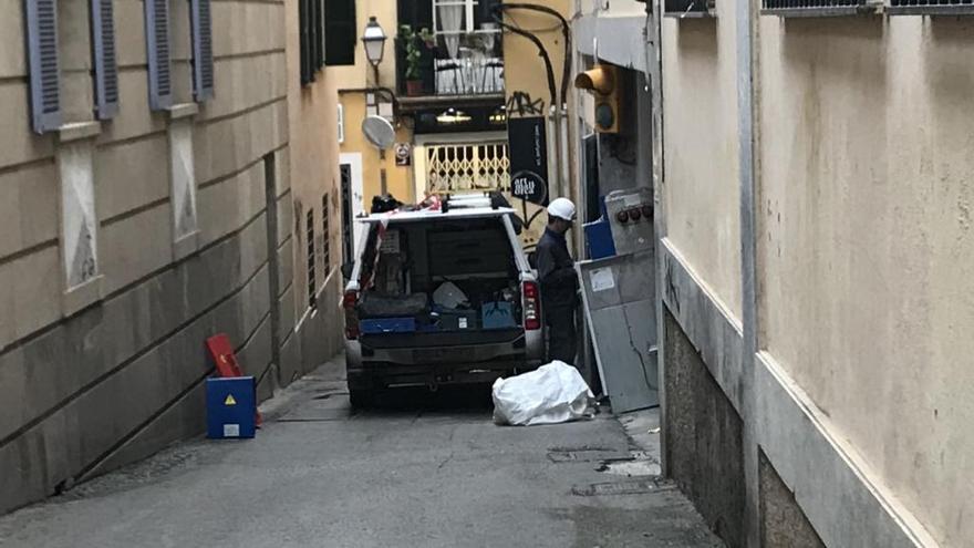 Un operario de Endesa trabaja en la zona de la calle Missió