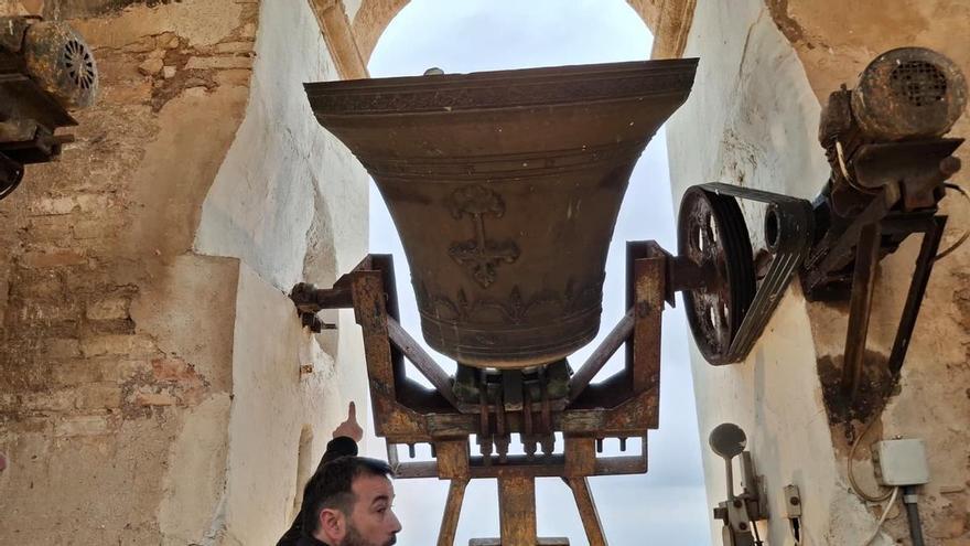 Las imágenes de un día histórico en Dénia: las campanas bajan del cielo