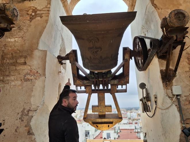 Las imágenes de un día histórico en Dénia: las campanas bajan del cielo