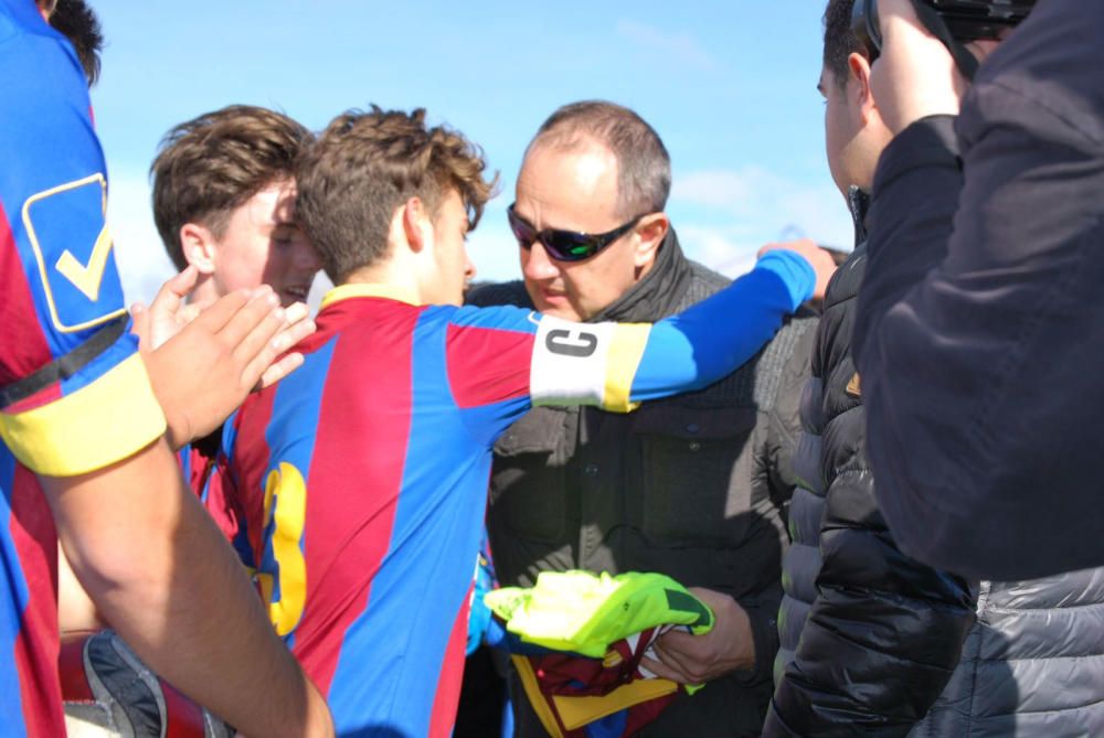 El capitán del Elda Industrial hace entrega al padre de Marcos de una camiseta con su número: el 7