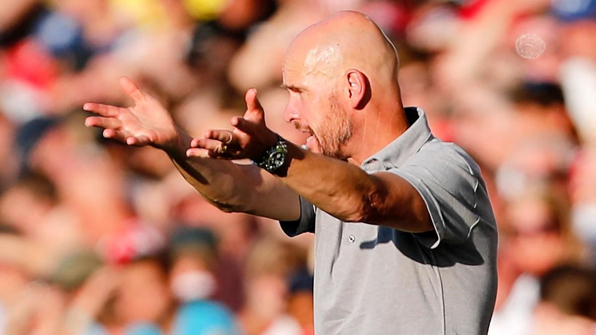 Ten Hag, intentando ordenar a su equipo en Brentford