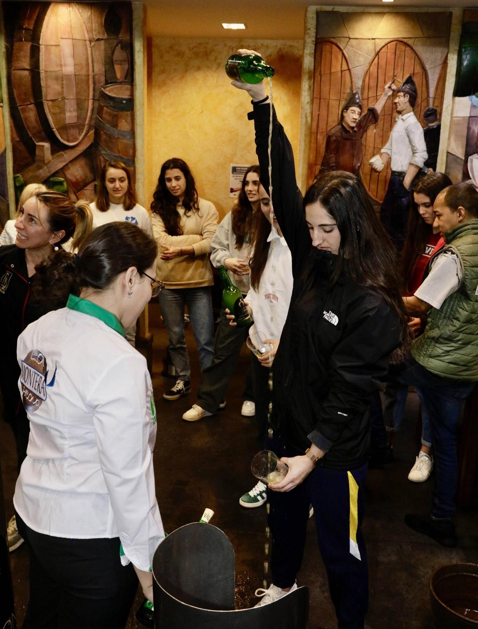 Así fue el taller de escanciado con las jugadores del Telecable (en imágenes)