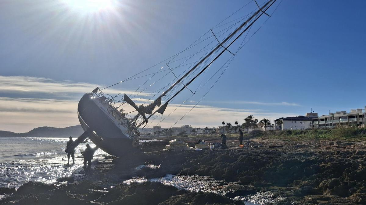 Los operarios crearán una especie de rampa provisional de varada para devolver el barco al mar