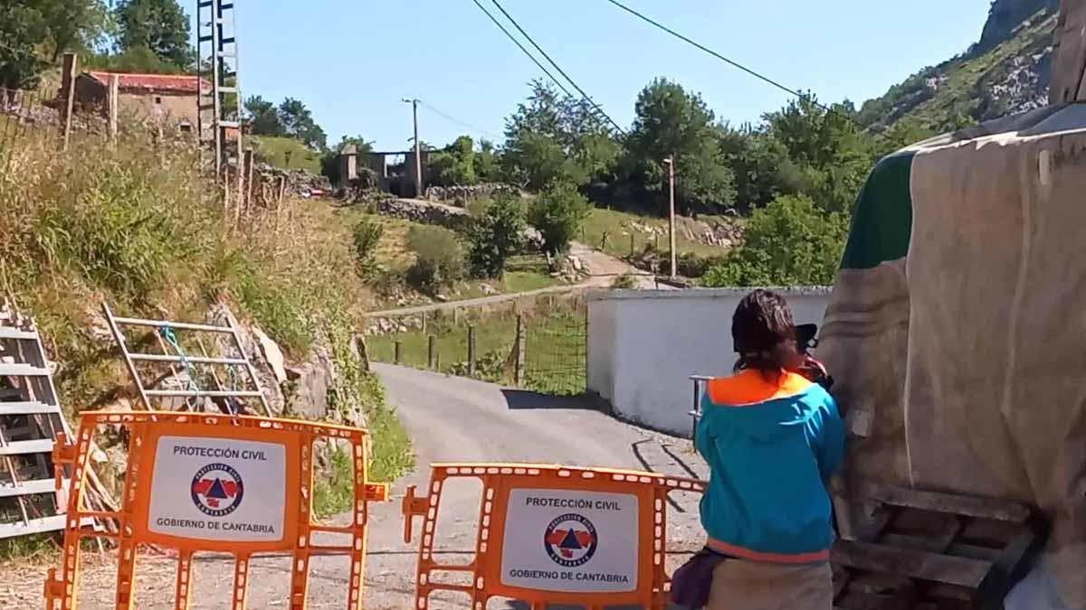 Protección Civil coloca vallas en el acceso a la zona donde se perdieron las espeleólogas catalanas en Cantabria.