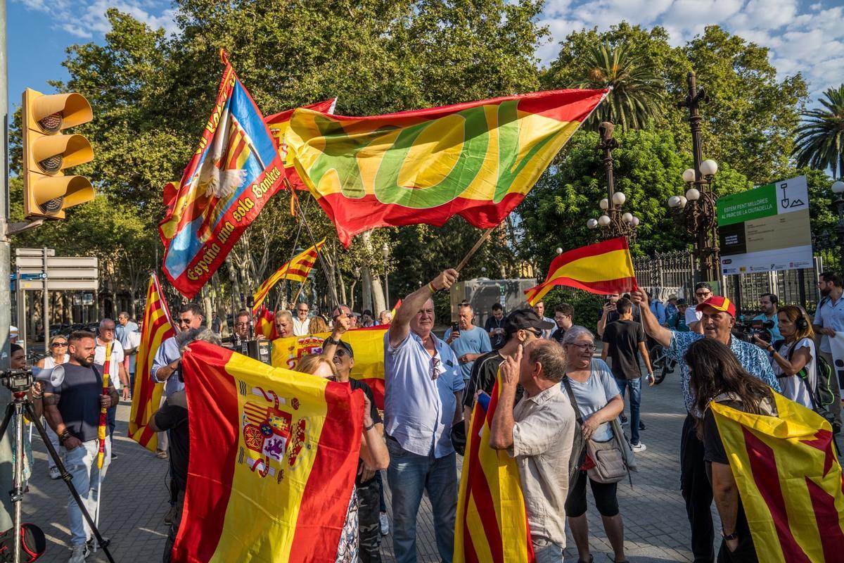 Manifestantes de Vox protestan en el Parlament contra Puigdemont