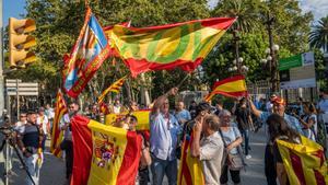 Manifestantes de Vox protestan en el Parlament contra Puigdemont