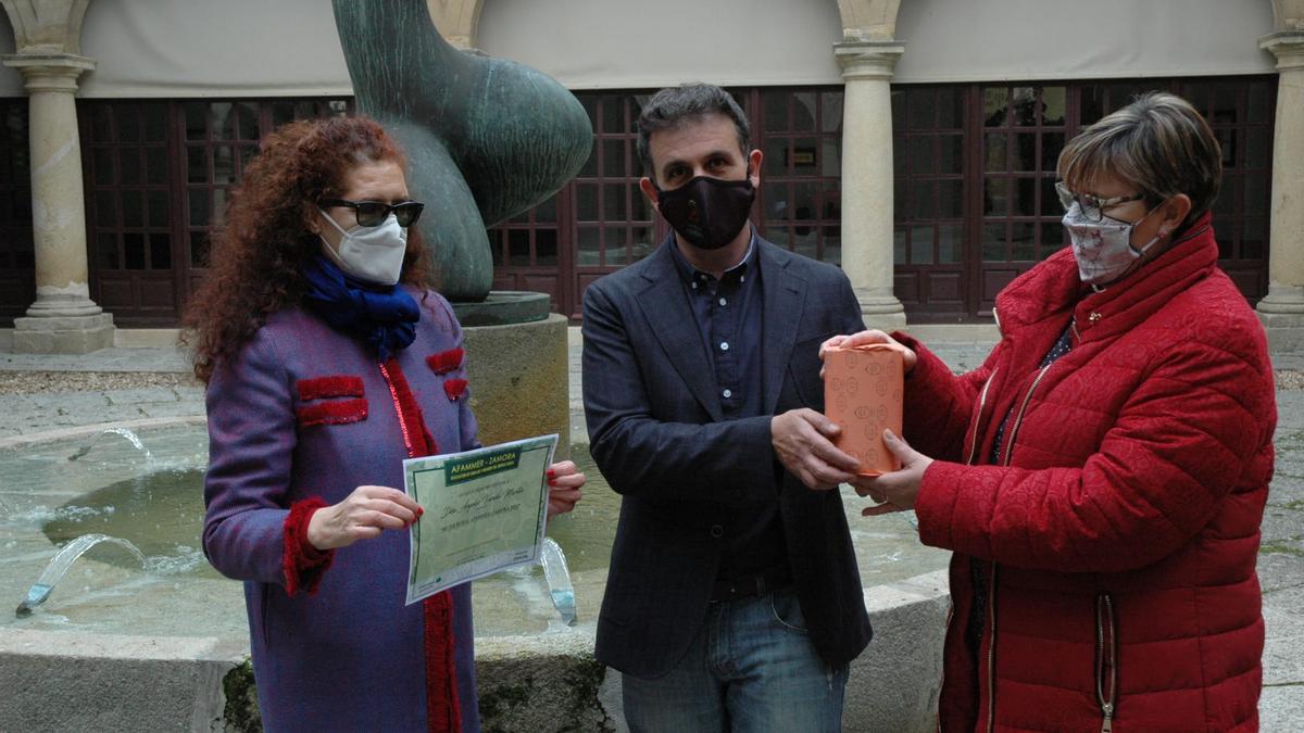 Entrega del reconocimiento a la ganadora en la Diputación Provincial de Zamora.