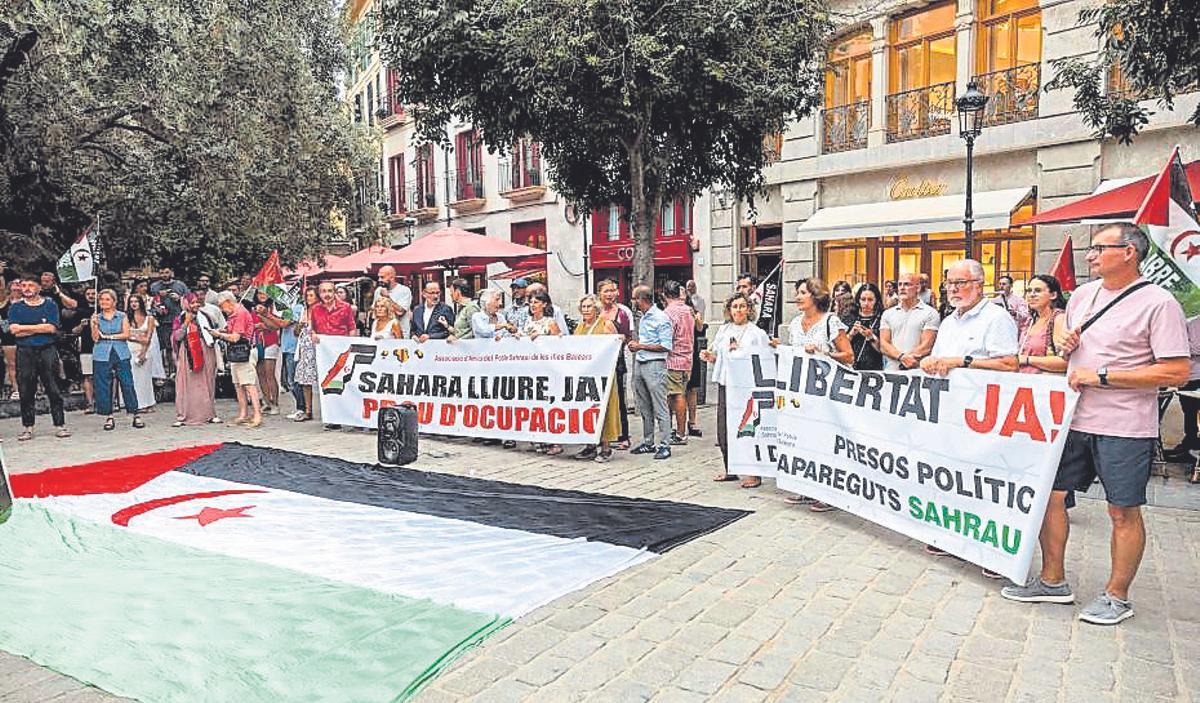 Los niños saharauis de Vacances en Pau se despiden de Mallorca en la plaza de Cort