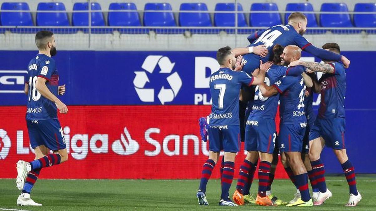 La victoria del Huesca contra el Granada le da esperanzas de salir prontamente del descenso