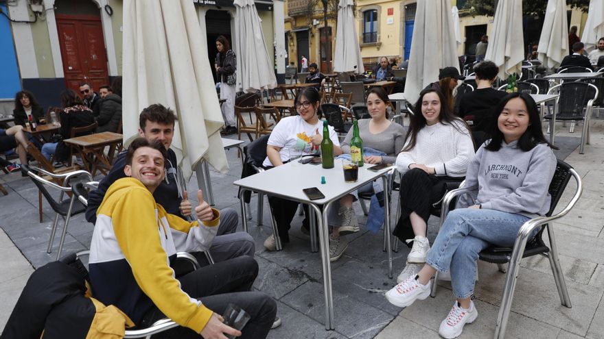 EN IMÁGENES: Así se ven las terrazas por las tardes en Cimadevilla