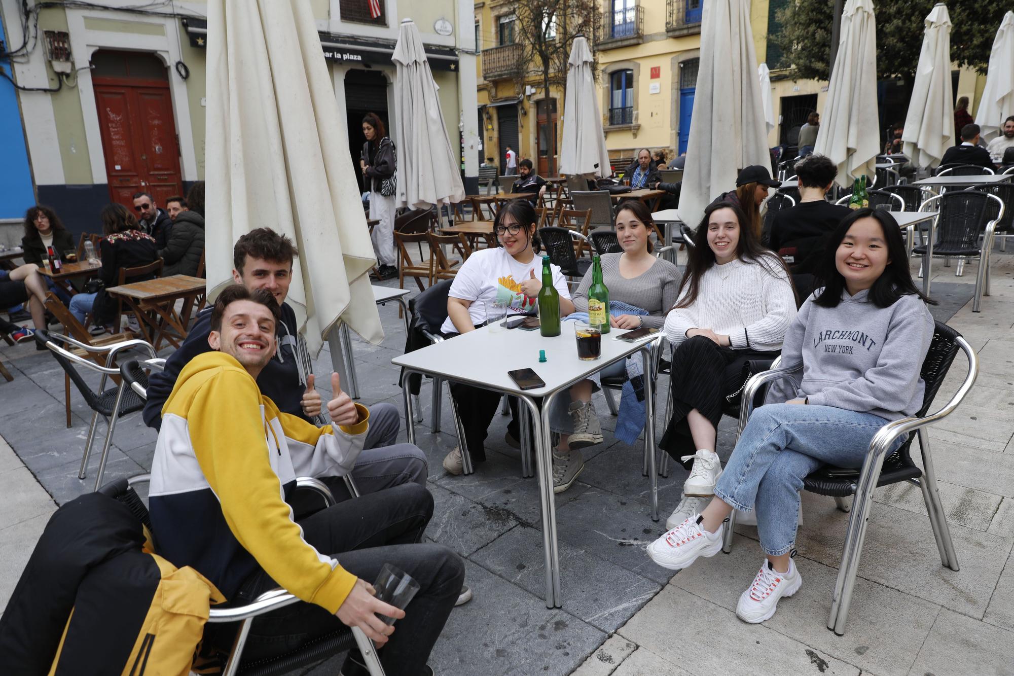 Por la izquierda, Diego Jarque, Daniel Gutiérrez, Naiara Hernández, Sheila Roza, Laura Menéndez y María González, ayer, en una terraza de Cimadevilla.