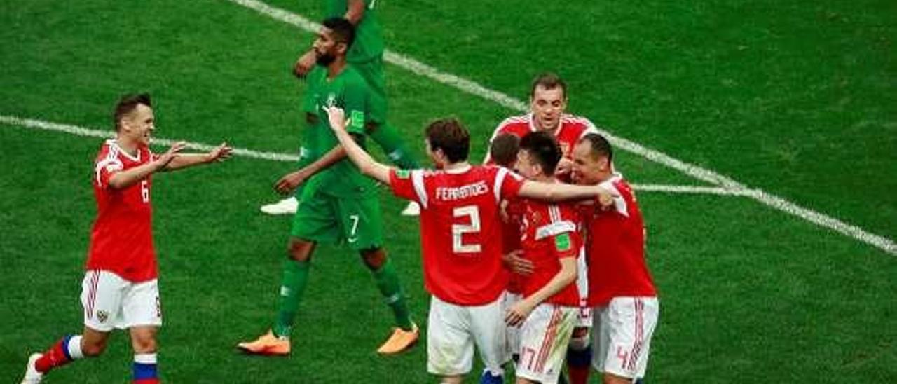 Los rusos celebran el gol de Golovin ante Arabia Saudí.