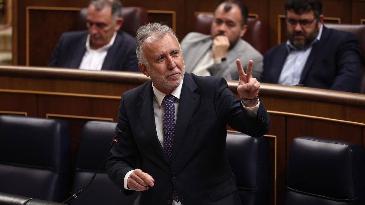 El ministro de Politica Territorial Ángel Víctor Torres responde a preguntas en el congreso