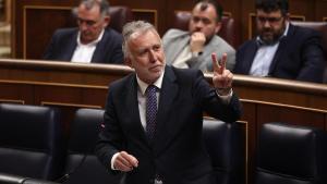 El ministro de Politica Territorial Ángel Víctor Torres responde a preguntas en el congreso