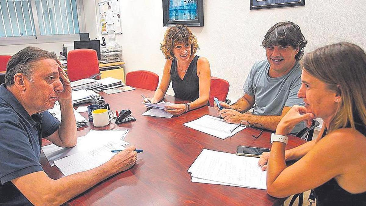 L’equip directiu de l’institut Santiago Sobrequés de Girona, divendres durant una reunió.
