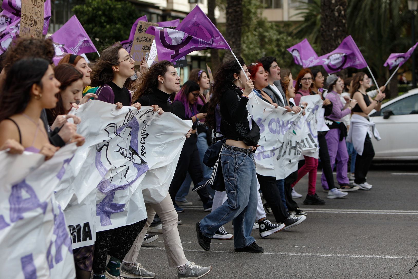 Las estudiantes toman las calles de València en el 8M