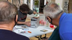 Taller de reparación ’Restart party’ organizado por La Caixa d’Eines i Feines en el Pou de la Figuera, este viernes.