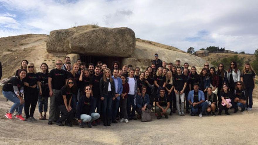 Cincuenta estudiantes Erasmus visitan los Dólmenes y Antequera