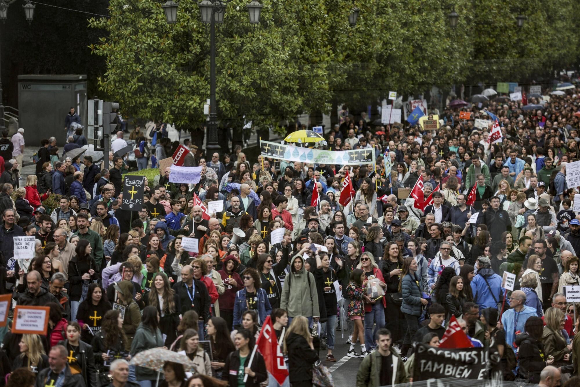 EN IMÁGENES: Así fue la gran manifestación de profesores por la enseñanza pública asturiana