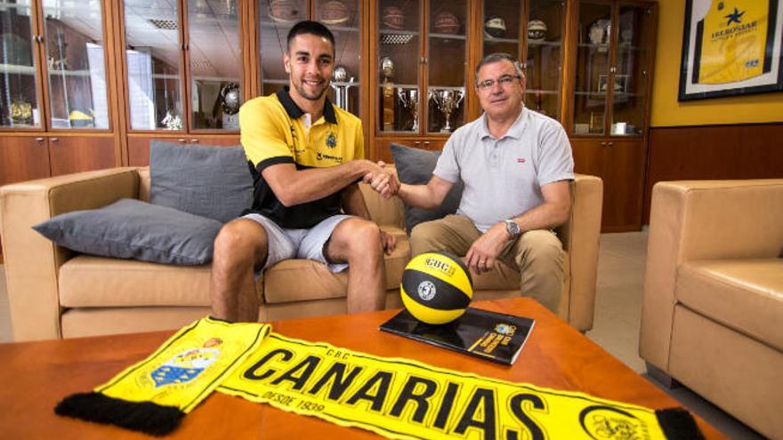 Álex López estrecha la mano del presidente Félix Hernández en la sala de trofeos de la entidad aurinegra.