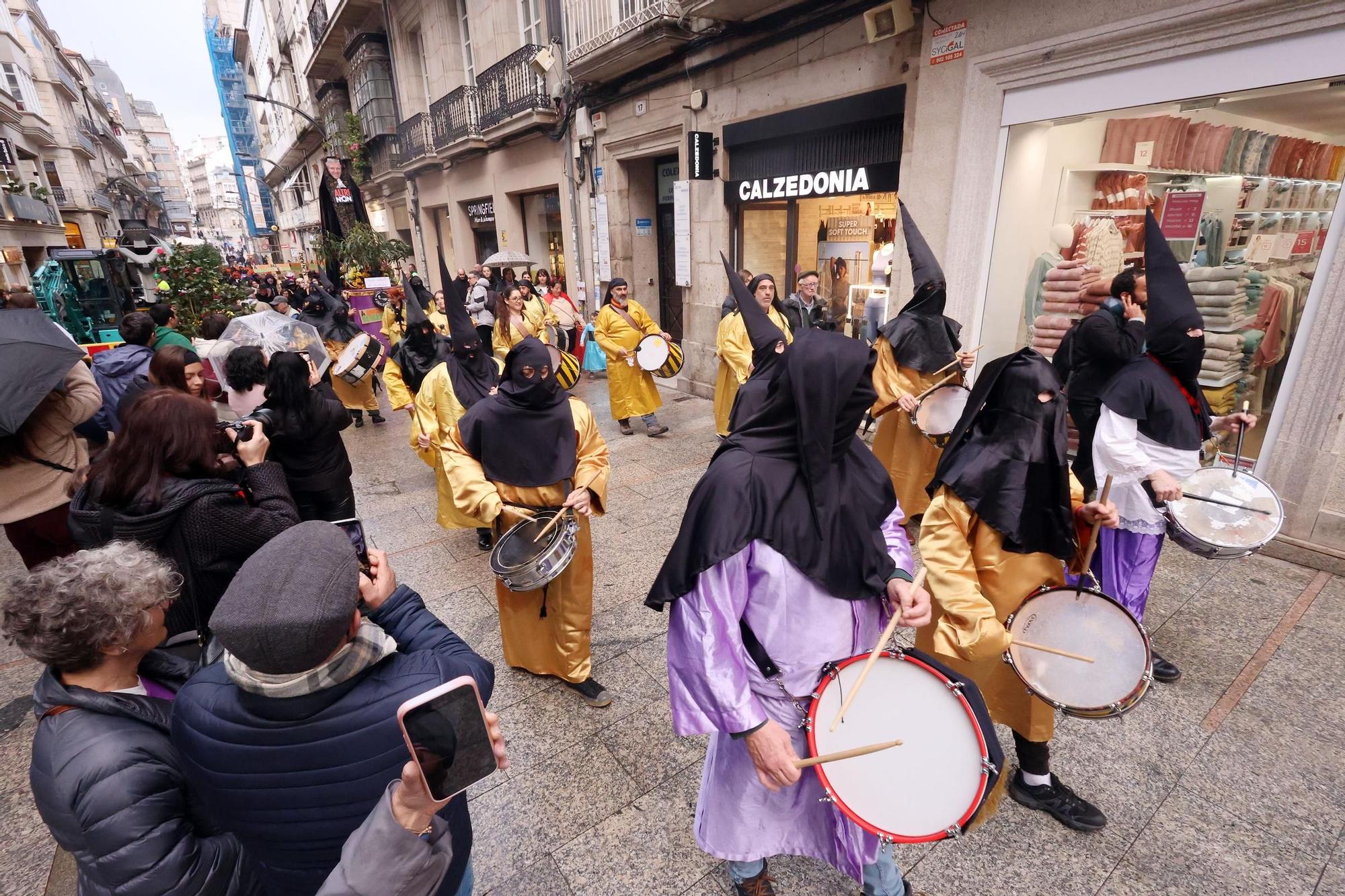 Comitiva fúnebre y premios del desfile finalizan el Carnaval en Vigo