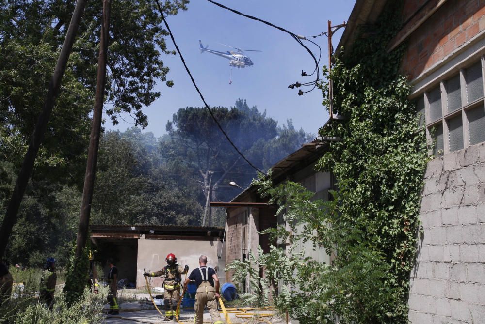 Un incendi ensorra el sostre d'una nau de Quart