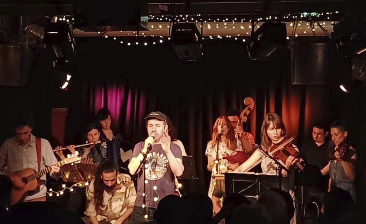 Concierto de Hitzak, un grupo que reúne músicos de Francia, Escocia y Estados Unidos.