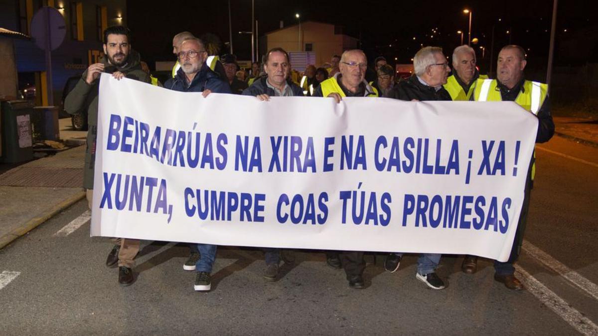 Protesta de los vecinos para pedir aceras en A Xira, en 2019.   | // L.O.