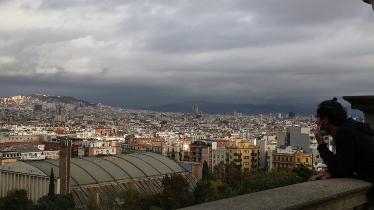 Panorama del cielo encapotado sobre la ciudad de Barcelona