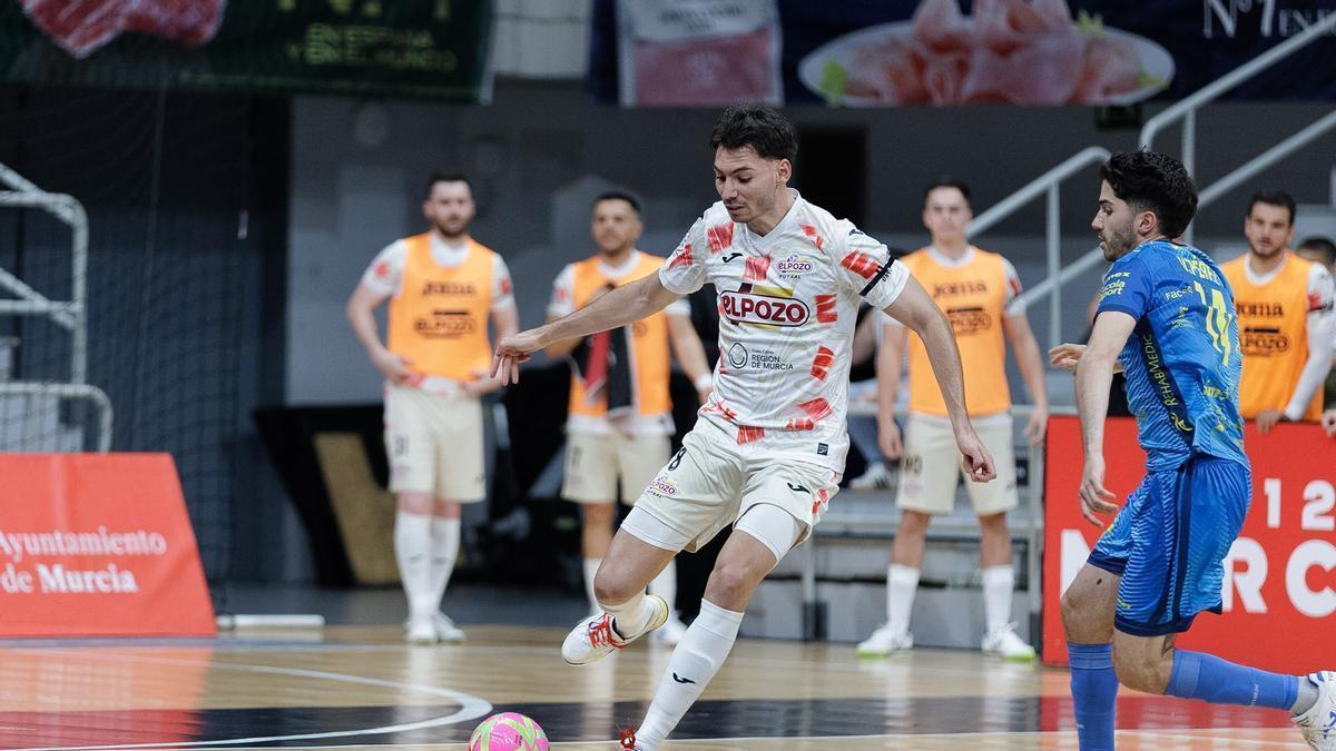 Ricardo Mayor controla el balón en el partido ElPozo Murcia-Peñíscola