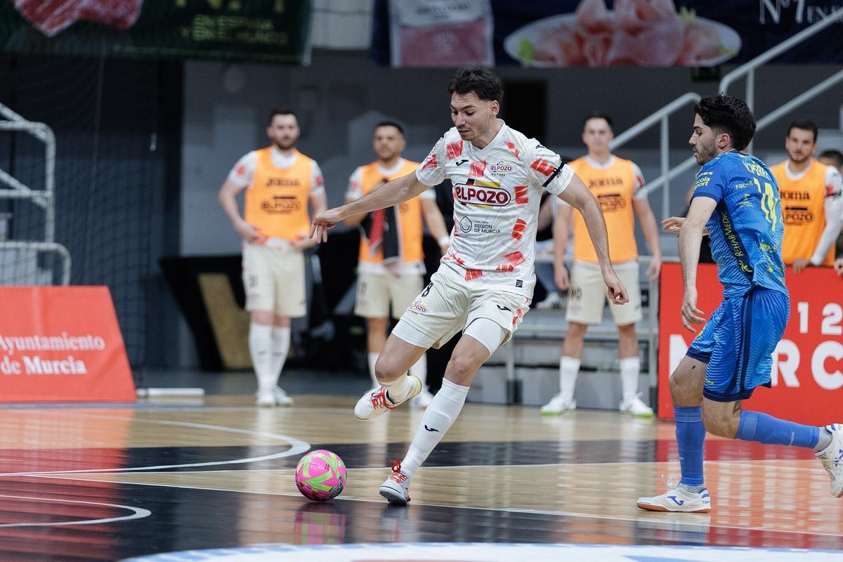 Ricardo Mayor controla el balón en el partido ElPozo Murcia-Peñíscola