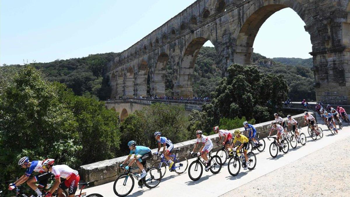 El Tour llega al pie de los Alpes con todo por decidirse