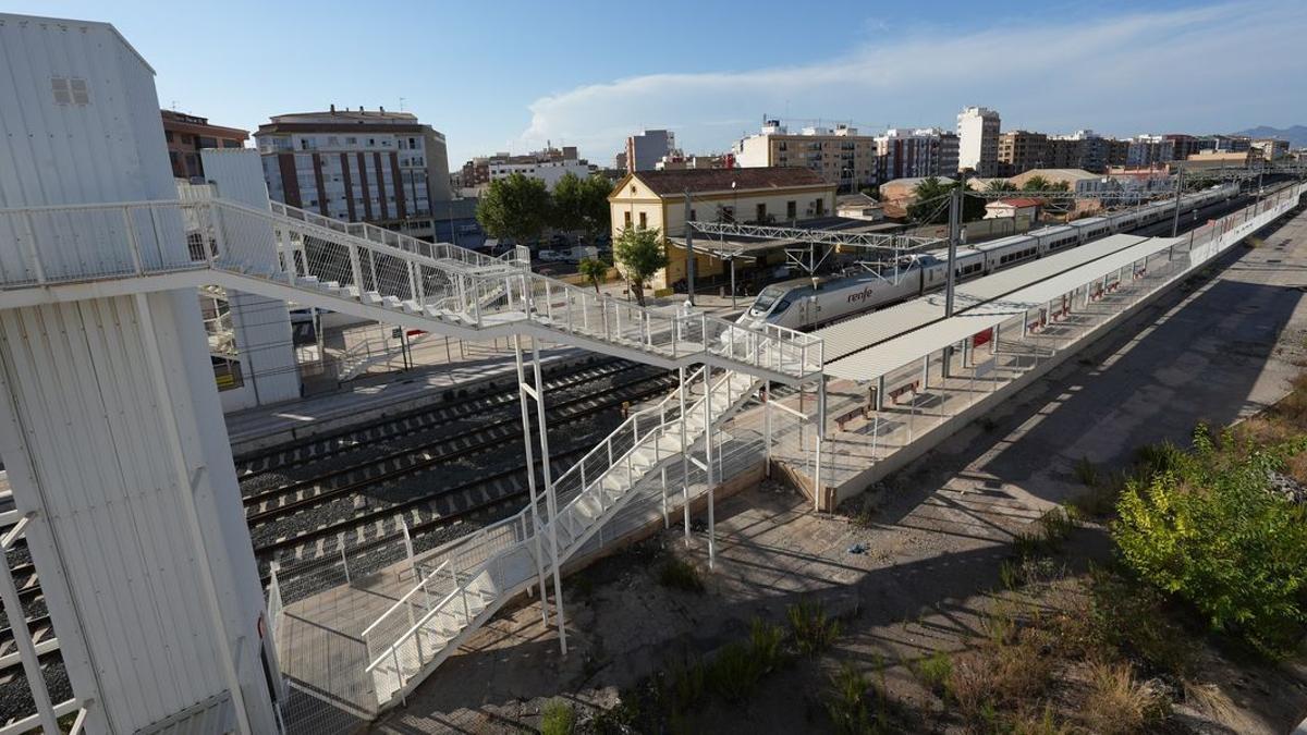 Els usuaris de l'estació de trens de Vila-real han denunciat en diverses ocasions els inconvenients de la passarel·la elevada que salva les vies.