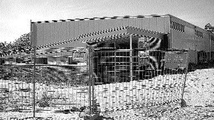 Vista del pabellón en el centro escolar de Souto-Donas, en Gondomar, donde se realizan las obras.