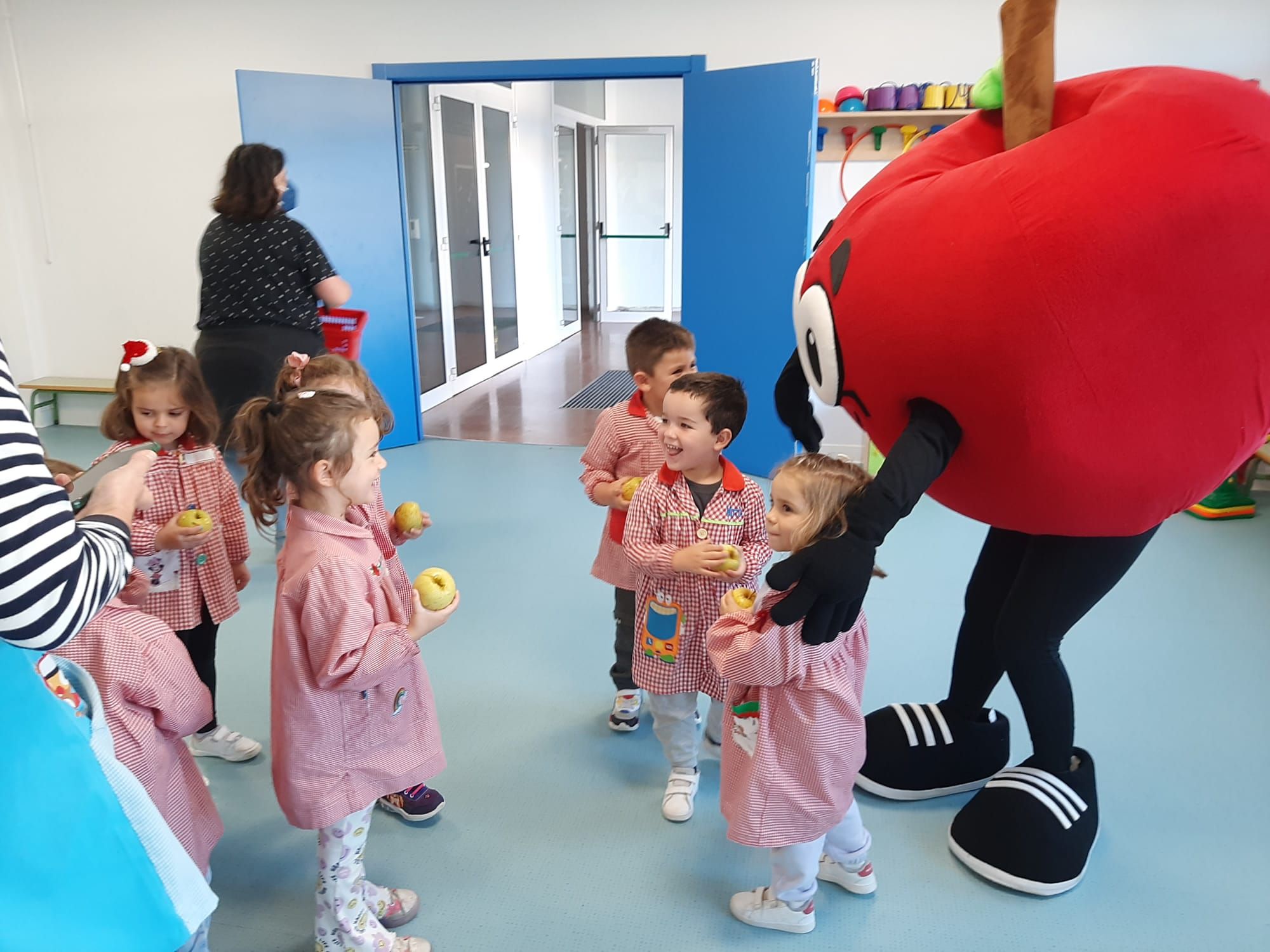 Los niños de Villaviciosa comen "Manzanina" para estar más sanos