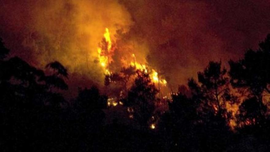 Las llamas alcanzan varias viviendas en Vallirana