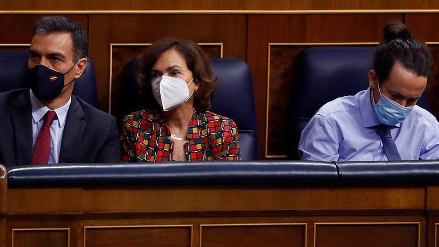 Pedro Sánchez, junto a Carmen Calvo y Pablo Iglesias.