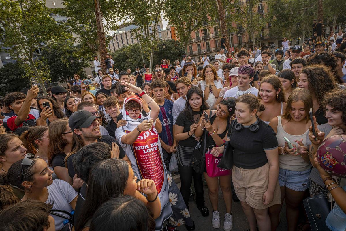 Batalla multitudinaria para farmear aura en Barcelona