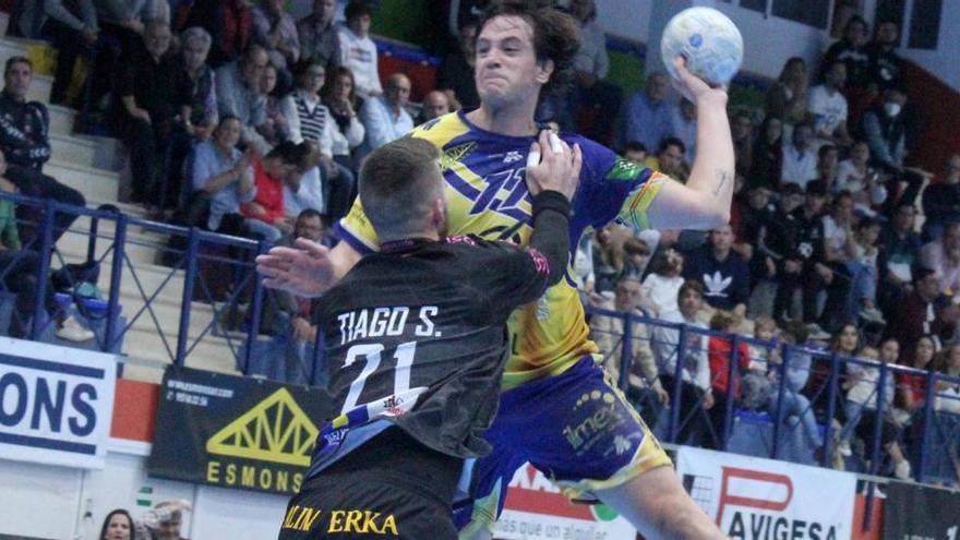 Luisfe, durante un partido con el Ángel Ximénez Puente Genil en la Liga Asobal.