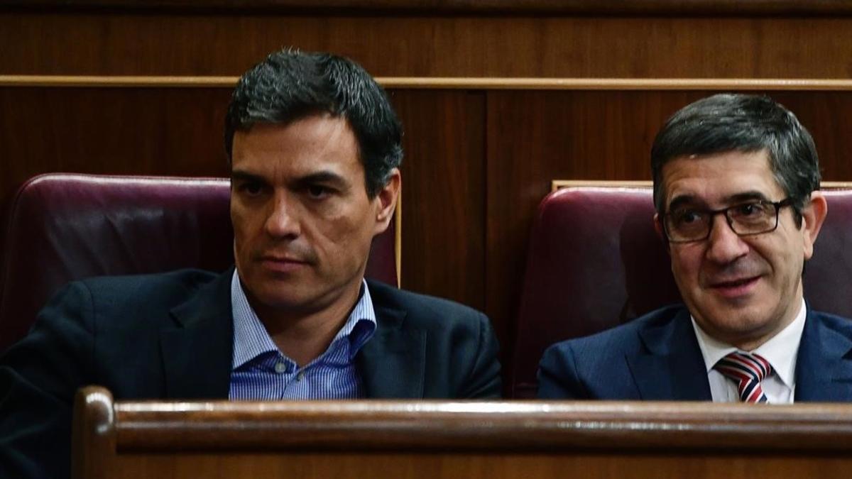 Pedro Sánchez y Patxi López, el pasado jueves en el Congreso, dos días antes de que el exlíder del PSOE renunciara a su escaño.