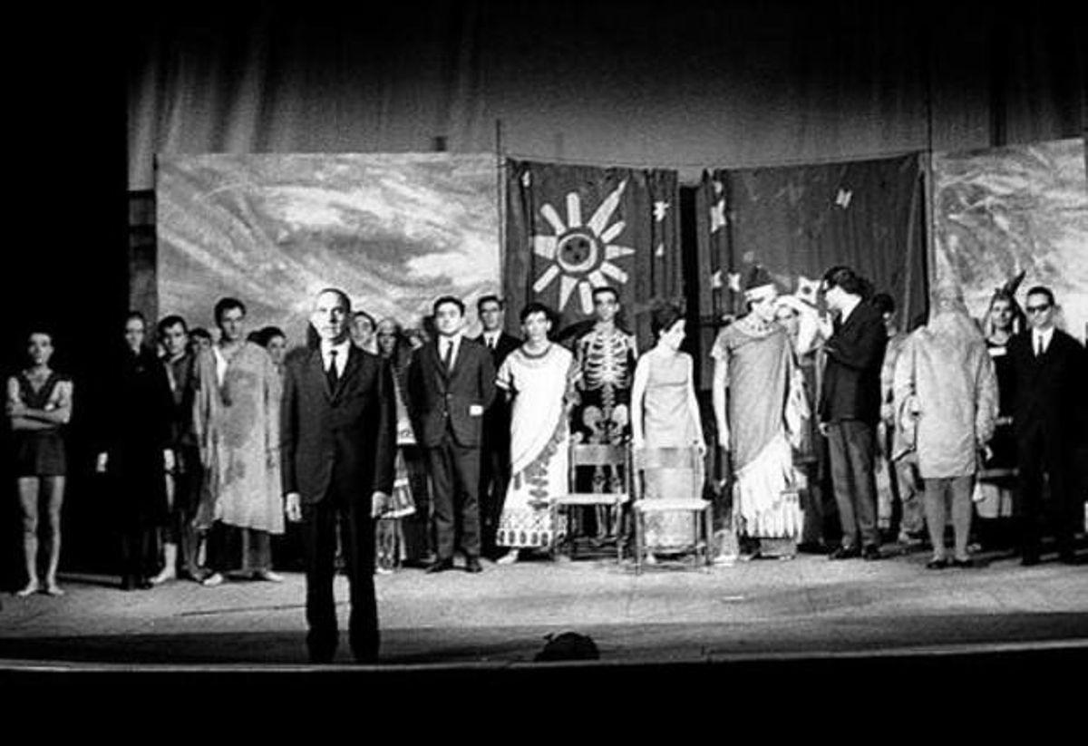 Foto de família 8 Espriu, en primer pla, juntament amb el grup d’intèrprets de ’Primera història d’Esther’. Foto de família 8 Espriu, en primer pla, juntament amb el grup d’intèrprets de ’Primera història d’Esther’.